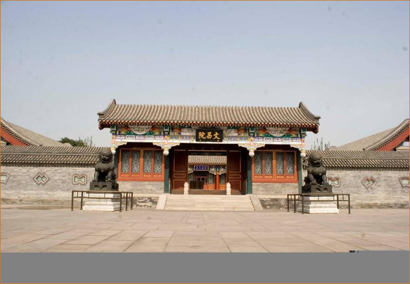 为二进院落的古建筑,坐 北朝南,分地上和地下两部分,地上为文物展馆